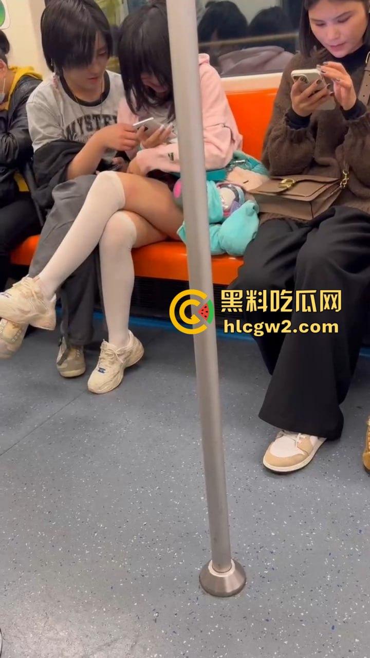 上海地铁上亚文化小伙伸手进女友内裤抠逼，眼镜妹在男友抖腿抠逼下丝毫不慌，刷微博轻松应对周围人围观！  第4张
