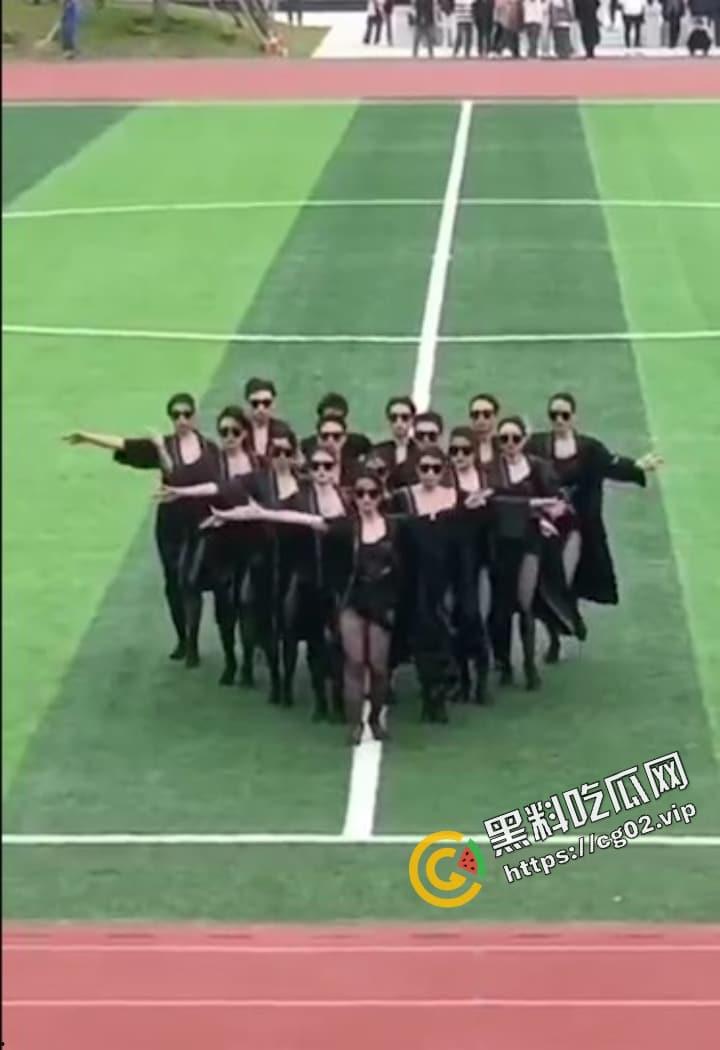 长江大学 文理学院 运动会学生穿着引热议 夜总会风？把低俗当作青春？  第3张