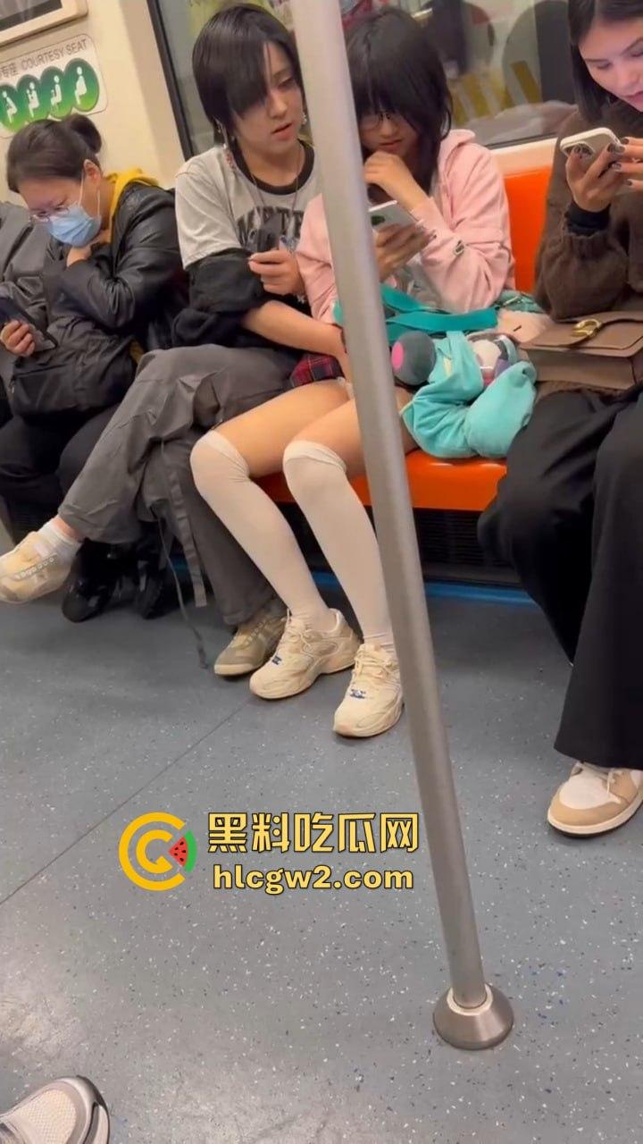 上海地铁上亚文化小伙伸手进女友内裤抠逼，眼镜妹在男友抖腿抠逼下丝毫不慌，刷微博轻松应对周围人围观！  第5张