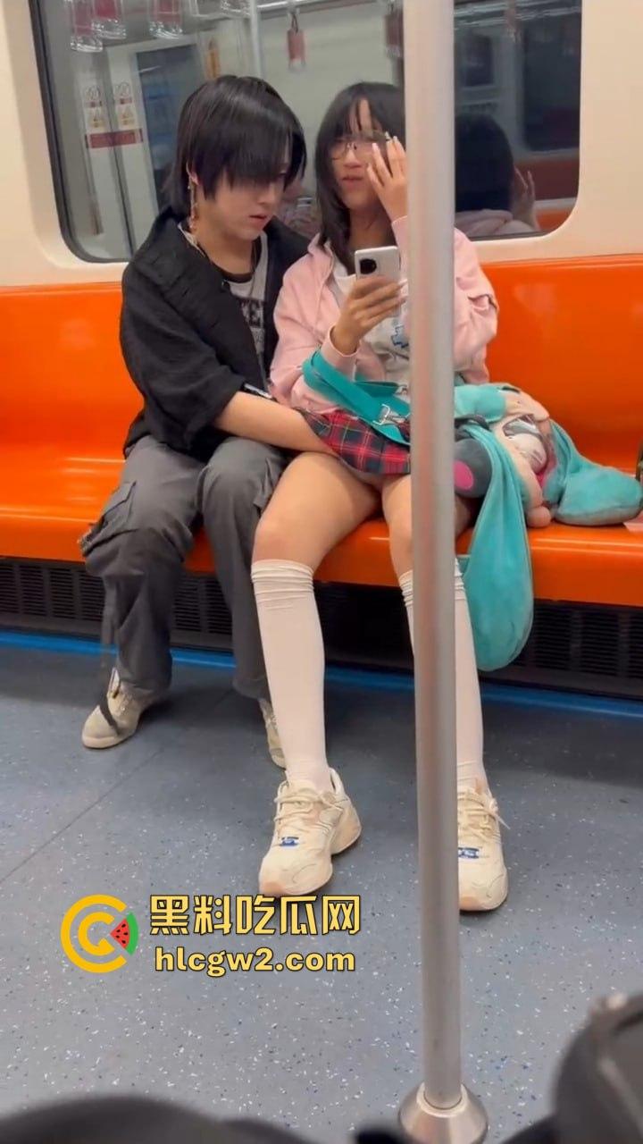 上海地铁上亚文化小伙伸手进女友内裤抠逼，眼镜妹在男友抖腿抠逼下丝毫不慌，刷微博轻松应对周围人围观！  第6张