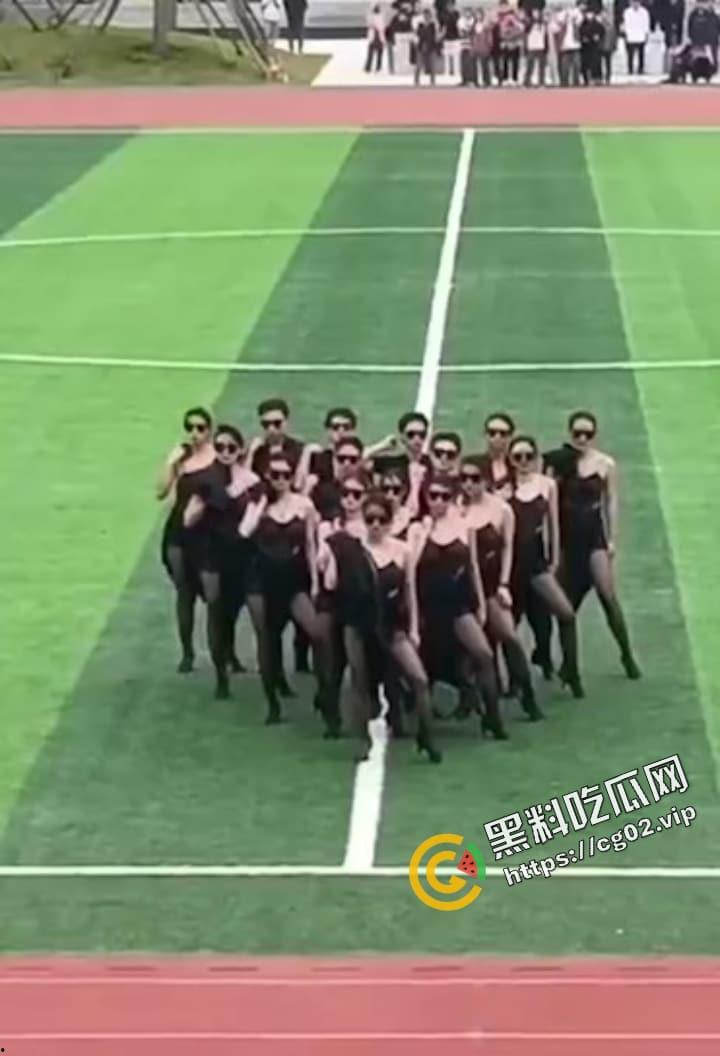 长江大学 文理学院 运动会学生穿着引热议 夜总会风？把低俗当作青春？  第5张