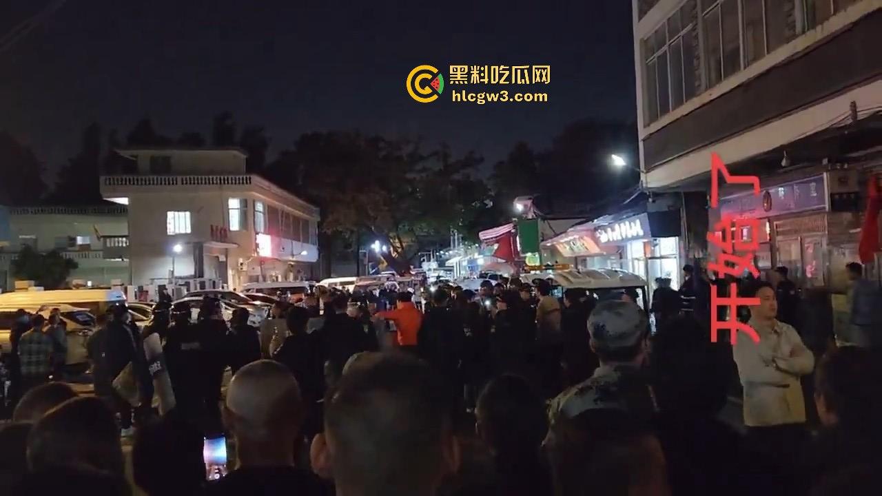 广州市海中村城管狗打商贩！冲突激烈街头变战场！真该用坦克300来对付这些城管畜生！  第1张