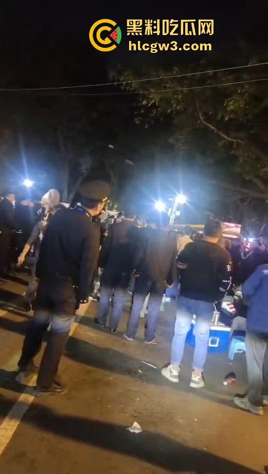广州市海中村城管狗打商贩！冲突激烈街头变战场！真该用坦克300来对付这些城管畜生！  第3张