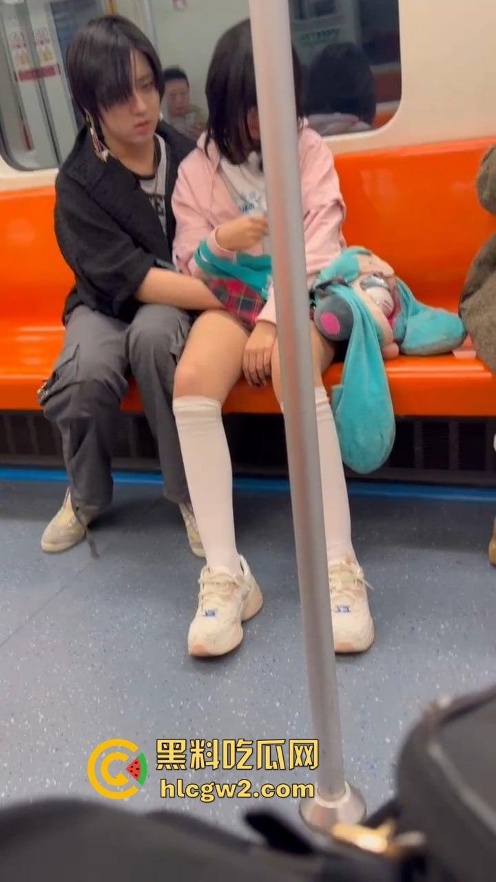 上海地铁上亚文化小伙伸手进女友内裤抠逼，眼镜妹在男友抖腿抠逼下丝毫不慌，刷微博轻松应对周围人围观！  第9张