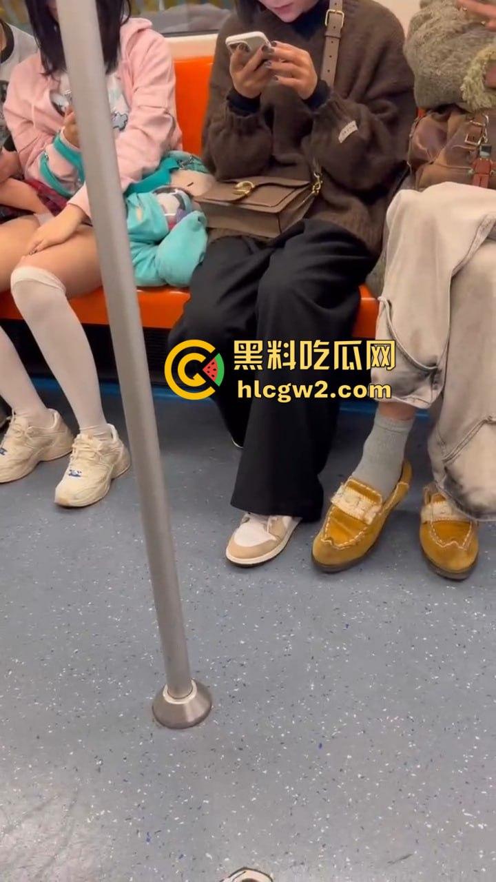 上海地铁上亚文化小伙伸手进女友内裤抠逼，眼镜妹在男友抖腿抠逼下丝毫不慌，刷微博轻松应对周围人围观！  第10张