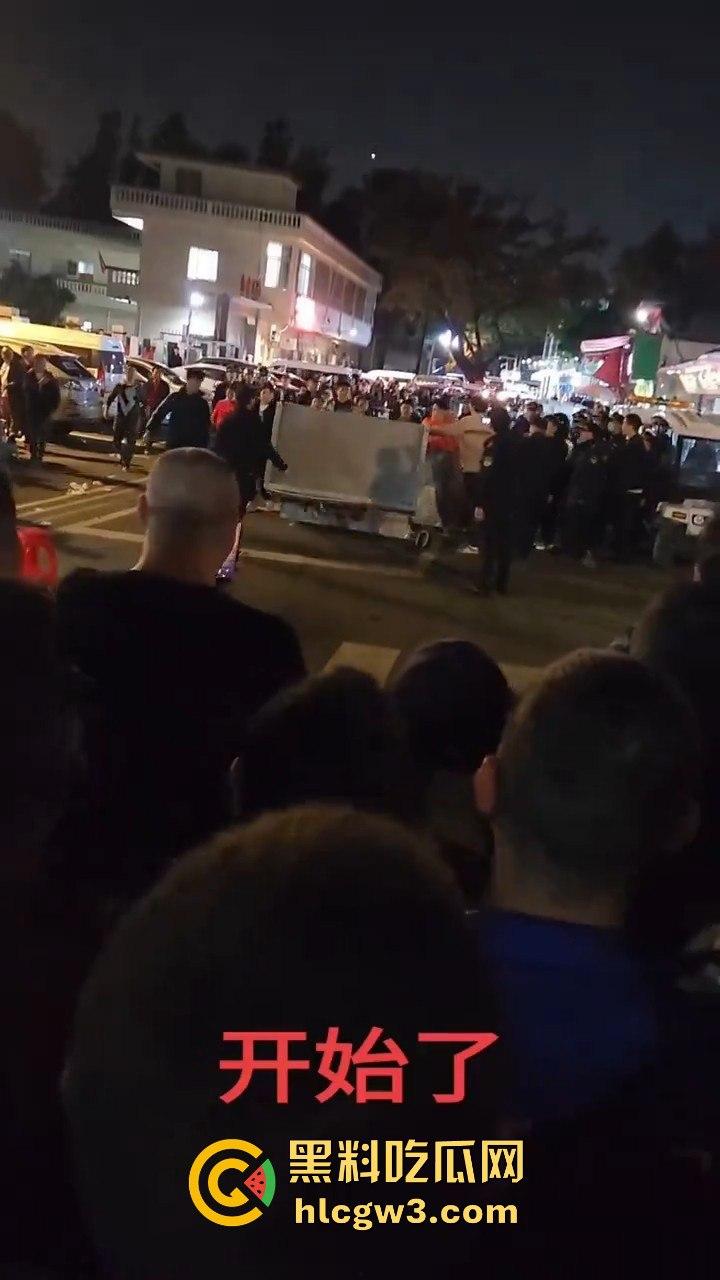 广州市海中村城管狗打商贩！冲突激烈街头变战场！真该用坦克300来对付这些城管畜生！  第4张