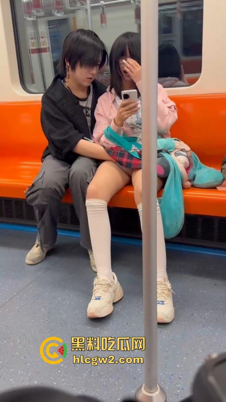 上海地铁上亚文化小伙伸手进女友内裤抠逼，眼镜妹在男友抖腿抠逼下丝毫不慌，刷微博轻松应对周围人围观！  第12张