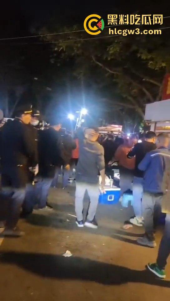 广州市海中村城管狗打商贩！冲突激烈街头变战场！真该用坦克300来对付这些城管畜生！  第9张