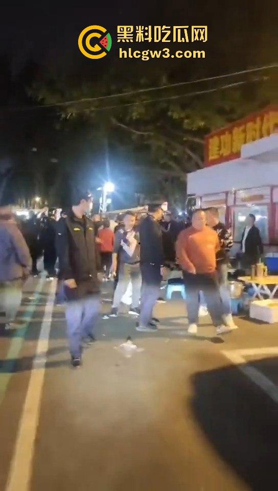 广州市海中村城管狗打商贩！冲突激烈街头变战场！真该用坦克300来对付这些城管畜生！  第10张