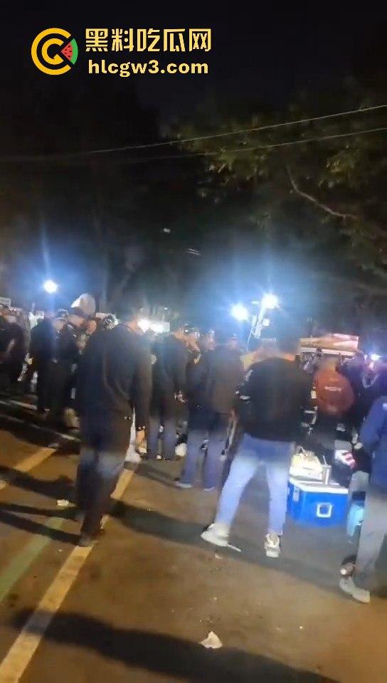 广州市海中村城管狗打商贩！冲突激烈街头变战场！真该用坦克300来对付这些城管畜生！  第11张