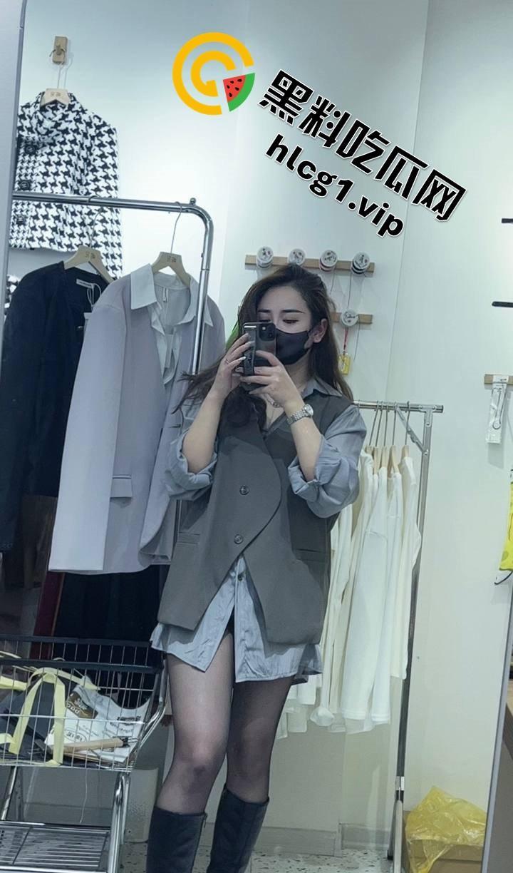 服装店老板娘遭男友无耻曝光！私密照外流引热议，身材火辣成焦点！  第1张