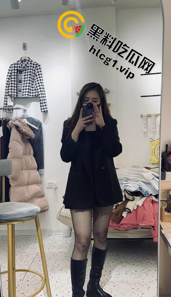 服装店老板娘遭男友无耻曝光！私密照外流引热议，身材火辣成焦点！  第2张