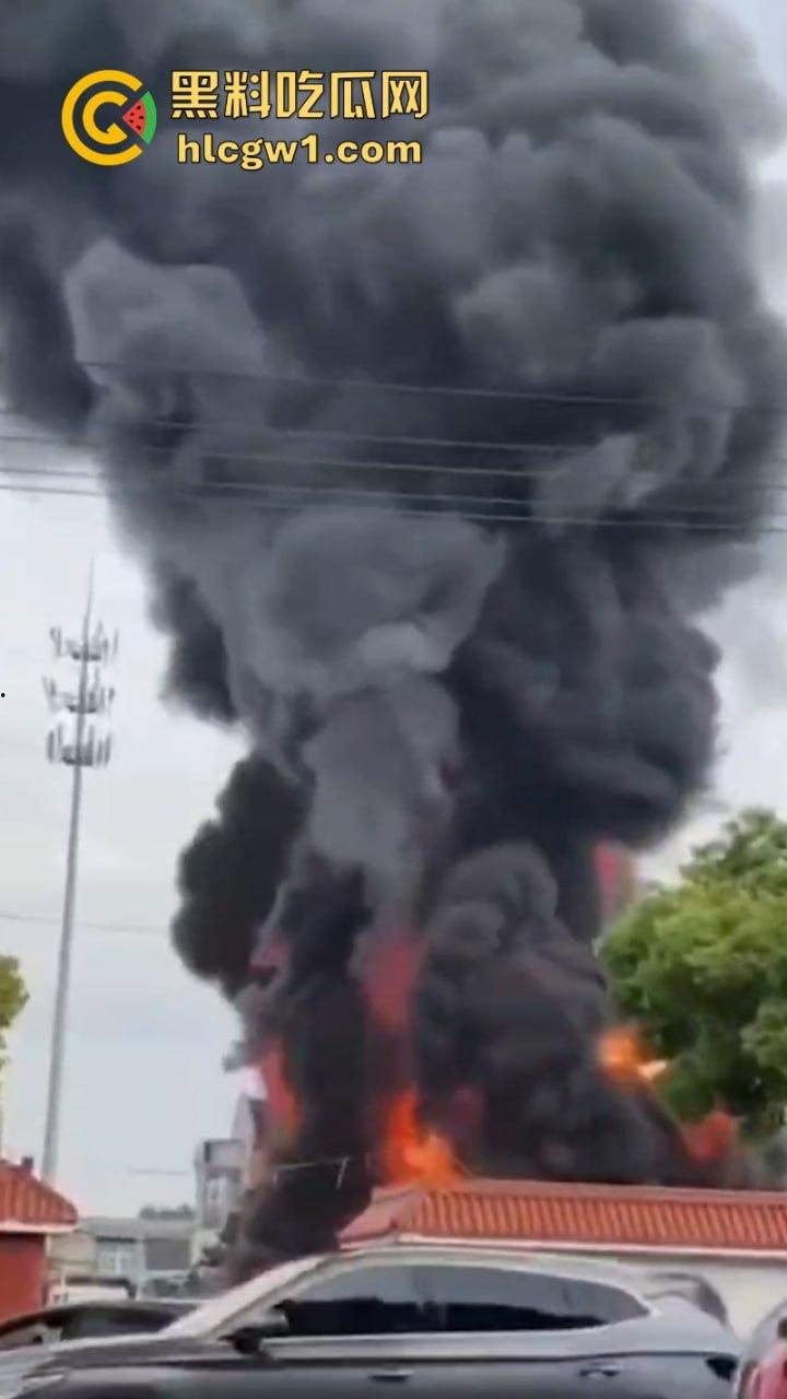 江苏常州易化工厂油罐爆炸 现场员工大面积烧伤 场面骇人 现场视频曝光皮都烧掉了  第2张