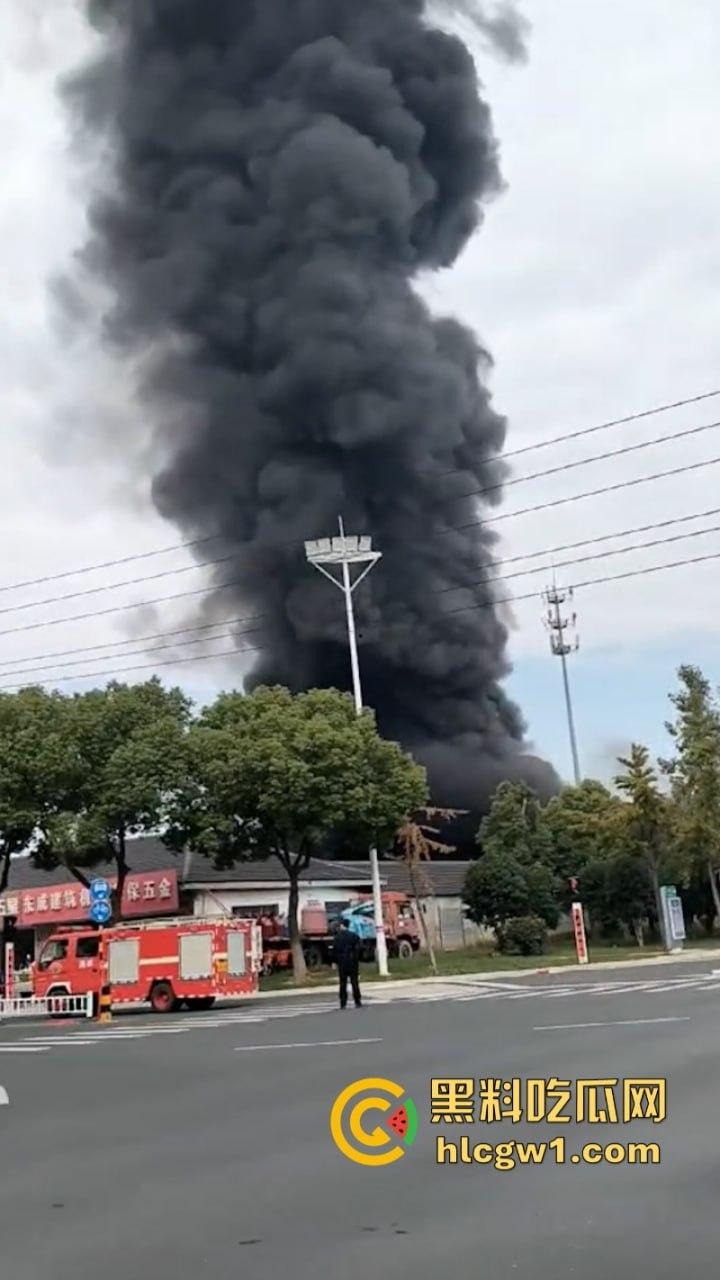 江苏常州易化工厂油罐爆炸 现场员工大面积烧伤 场面骇人 现场视频曝光皮都烧掉了  第11张