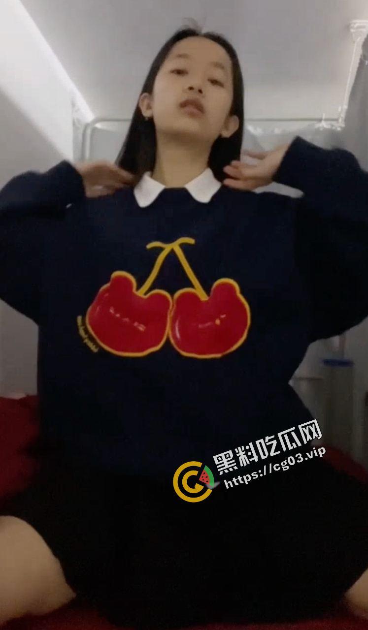 最完整！推特福利姬高价定制 婚纱弹力摇  那么大的假鸡巴眼都不眨一下 第1张