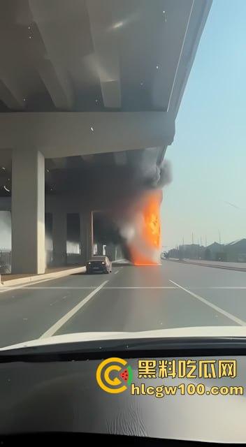 【我的世界】岩浆倒挂现实版，浙江慈溪高架货车起火，燃烧物坠落桥下， 烧出 ”火瀑布“  第4张