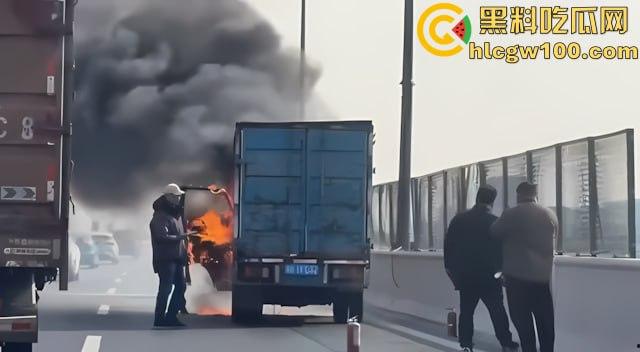 【我的世界】岩浆倒挂现实版，浙江慈溪高架货车起火，燃烧物坠落桥下， 烧出 ”火瀑布“  第7张