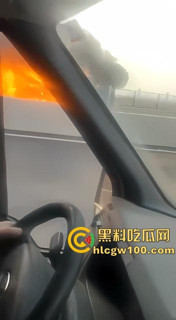 【我的世界】岩浆倒挂现实版，浙江慈溪高架货车起火，燃烧物坠落桥下， 烧出 ”火瀑布“  第9张