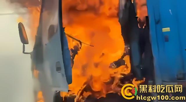 【我的世界】岩浆倒挂现实版，浙江慈溪高架货车起火，燃烧物坠落桥下， 烧出 ”火瀑布“  第10张