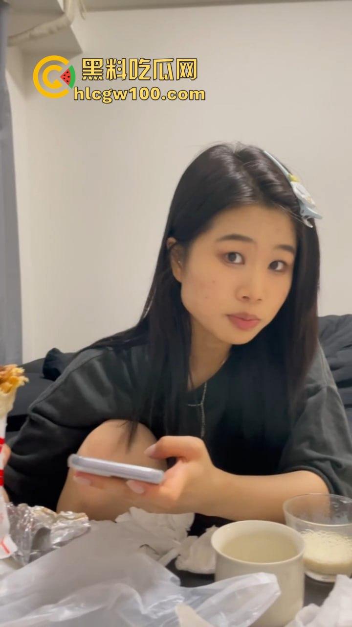 太原研一妹【卓芊芊】开房等操！啤酒烧烤只是幌子小哥洗完澡直接吃她，操到高潮几次内射满床，这学生爱情真纯洁！  第12张