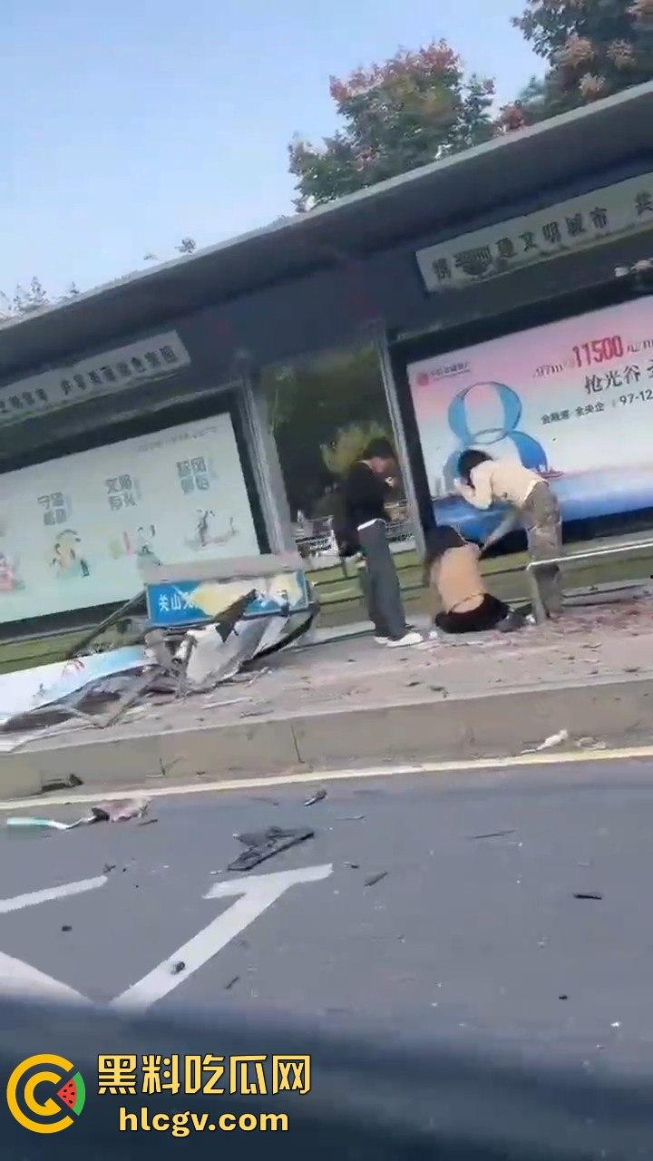 武汉问界智能驾驶撞小客车结果自己半边车头没了，安全是杠杠的，但车是真惨！  第3张