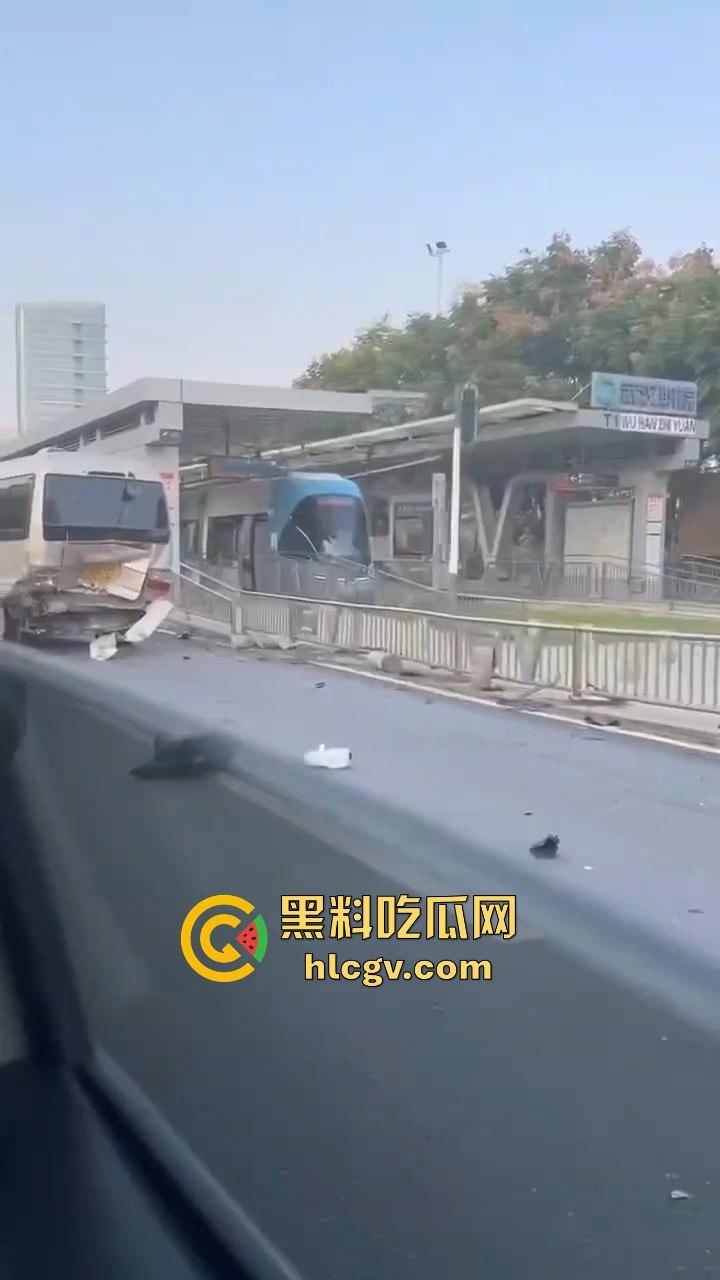 武汉问界智能驾驶撞小客车结果自己半边车头没了，安全是杠杠的，但车是真惨！  第4张