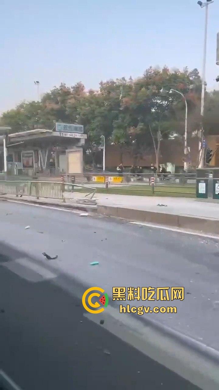 武汉问界智能驾驶撞小客车结果自己半边车头没了，安全是杠杠的，但车是真惨！  第6张