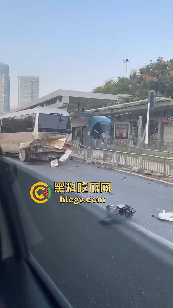 武汉问界智能驾驶撞小客车结果自己半边车头没了，安全是杠杠的，但车是真惨！  第9张