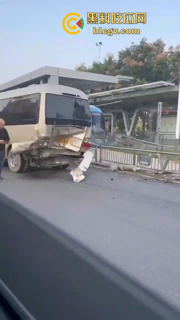 武汉问界智能驾驶撞小客车结果自己半边车头没了，安全是杠杠的，但车是真惨！  第10张