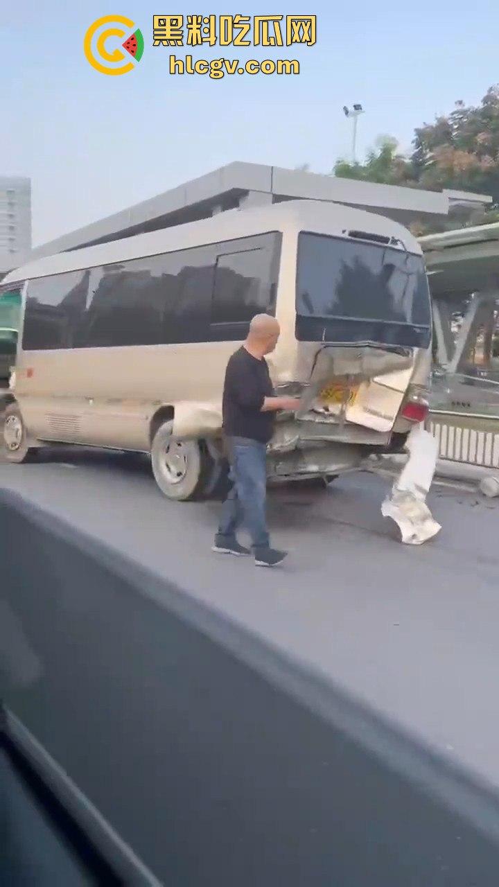 武汉问界智能驾驶撞小客车结果自己半边车头没了，安全是杠杠的，但车是真惨！  第12张