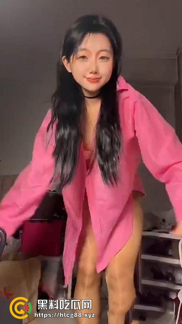 抖音巨乳网红【夸夸修熊】大尺度视频流出 性感母狗卖弄肉体 淫骚蜜穴清晰可见！  第2张