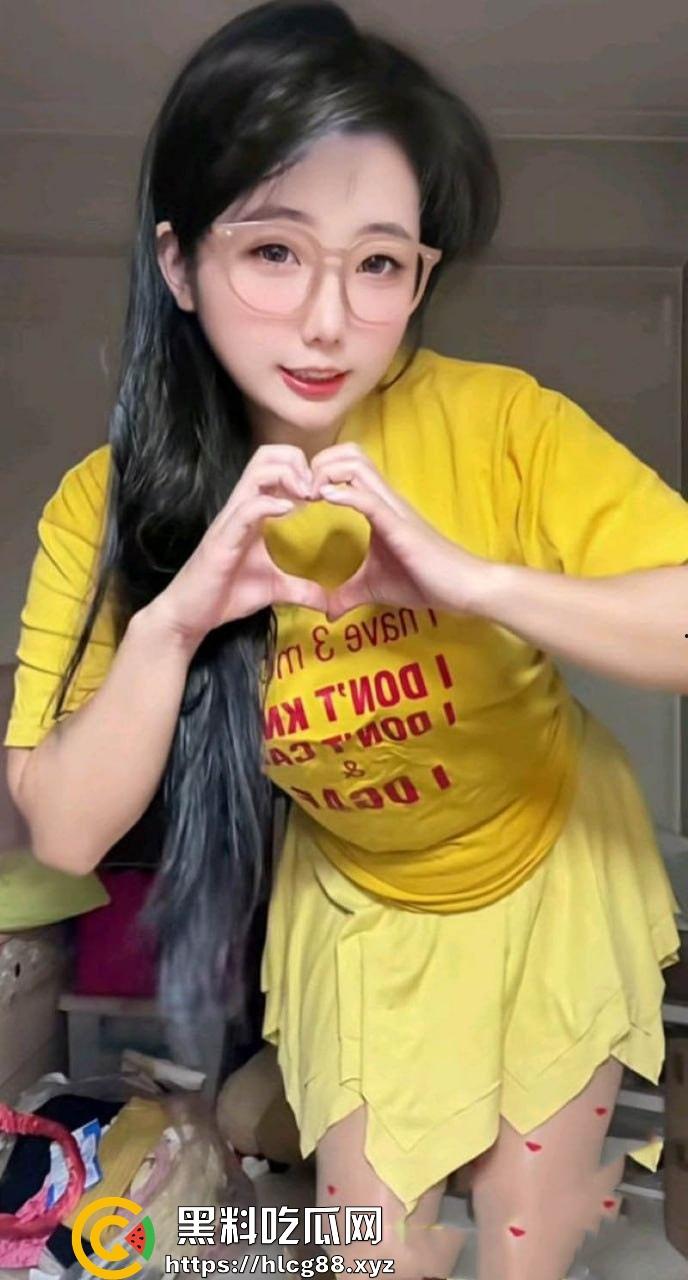 抖音巨乳网红【夸夸修熊】大尺度视频流出 性感母狗卖弄肉体 淫骚蜜穴清晰可见！  第4张