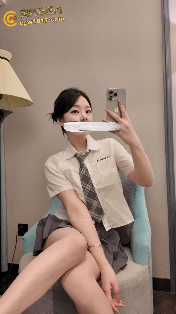 极品福利姬【Olive】，高颜值御姐好利来制服，白虎一线天厨房自慰，极品翘臀后入疯狂抽插，高潮白浆喷涌四溢 ！  第1张