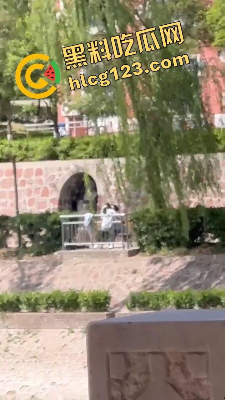 湖边风光无限好，男女干脆现场激情开战！狗仔哥们拍得专业，远景特写全到位！  第1张