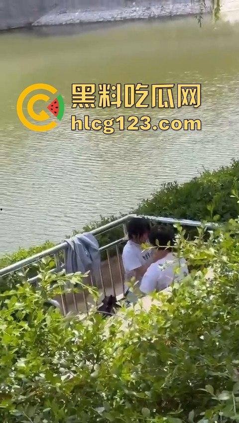 湖边风光无限好，男女干脆现场激情开战！狗仔哥们拍得专业，远景特写全到位！  第3张