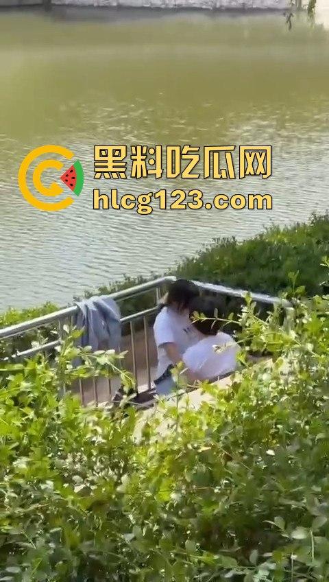 湖边风光无限好，男女干脆现场激情开战！狗仔哥们拍得专业，远景特写全到位！  第4张