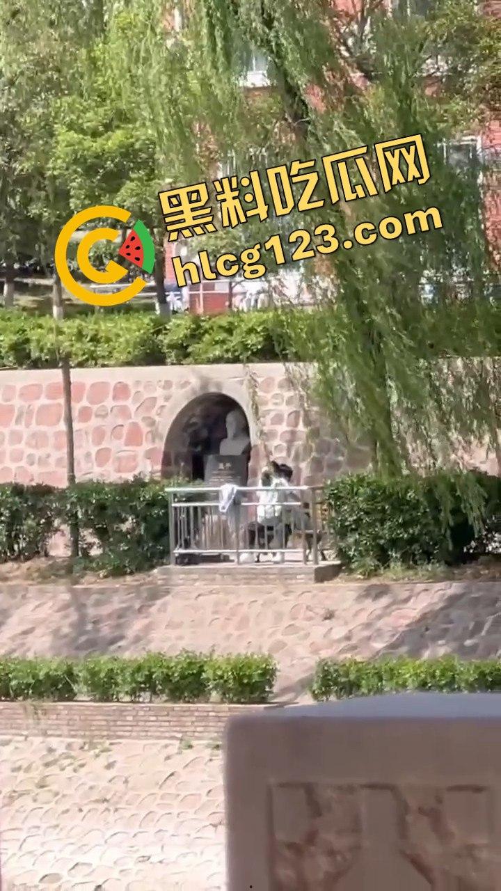 湖边风光无限好，男女干脆现场激情开战！狗仔哥们拍得专业，远景特写全到位！  第7张