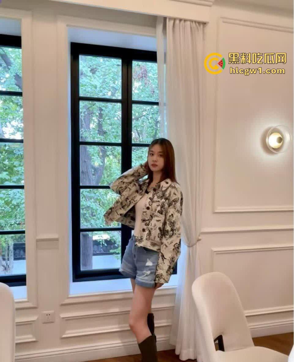 秦皇岛顶级模特御姐【王思涵】爆辣登场！性感紧身衣裹出绝美S曲线，腿长直逼天际，骚气难掩！  第1张