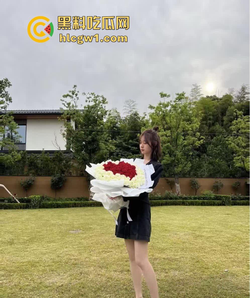 秦皇岛顶级模特御姐【王思涵】爆辣登场！性感紧身衣裹出绝美S曲线，腿长直逼天际，骚气难掩！  第2张