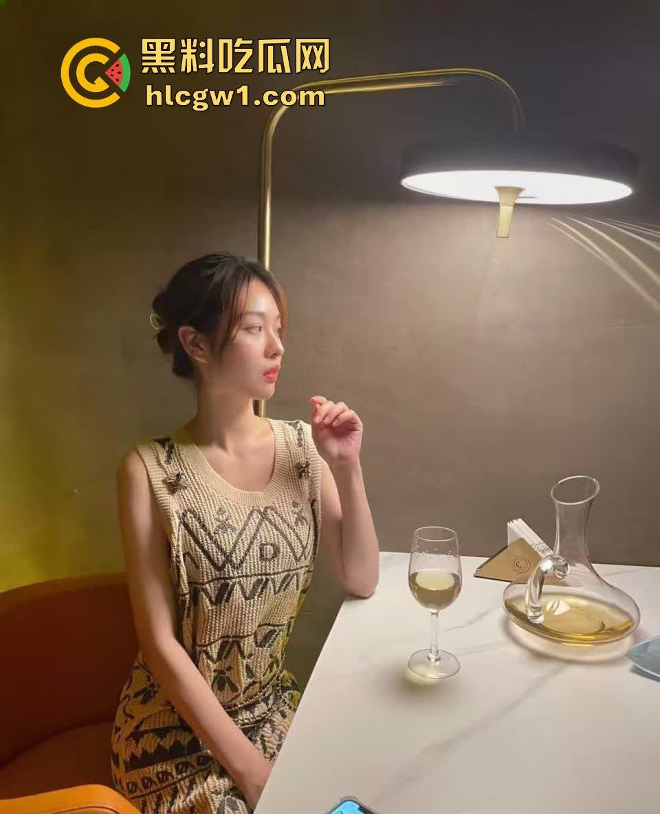 秦皇岛顶级模特御姐【王思涵】爆辣登场！性感紧身衣裹出绝美S曲线，腿长直逼天际，骚气难掩！  第4张