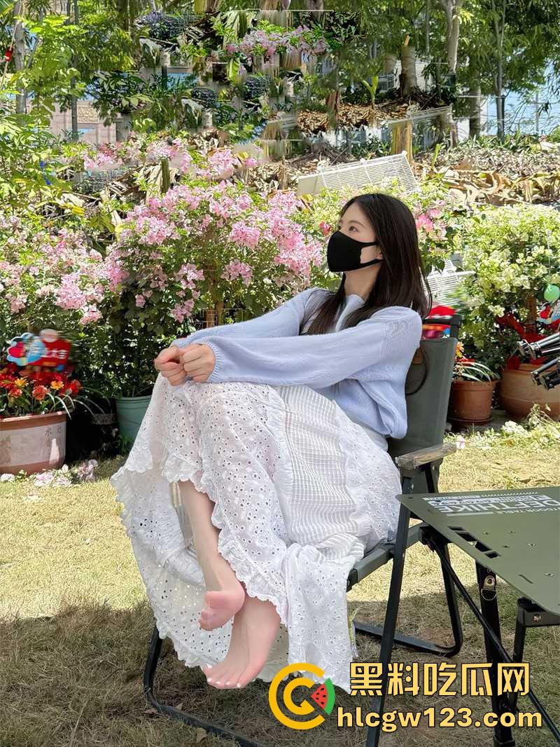 抖音萝莉网红【小步里】自慰私拍流出 超白嫩妹子性感JK自慰 无毛嫩穴自插诱惑到爆！  第5张