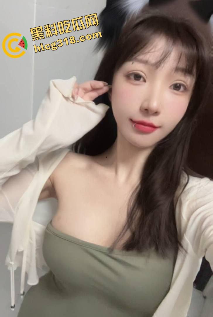 出租房小情侣炮战激烈，清纯女友一开始死活不让拍，操爽了以后随便拍，脸都能怼特写一上头比谁都疯！  第1张