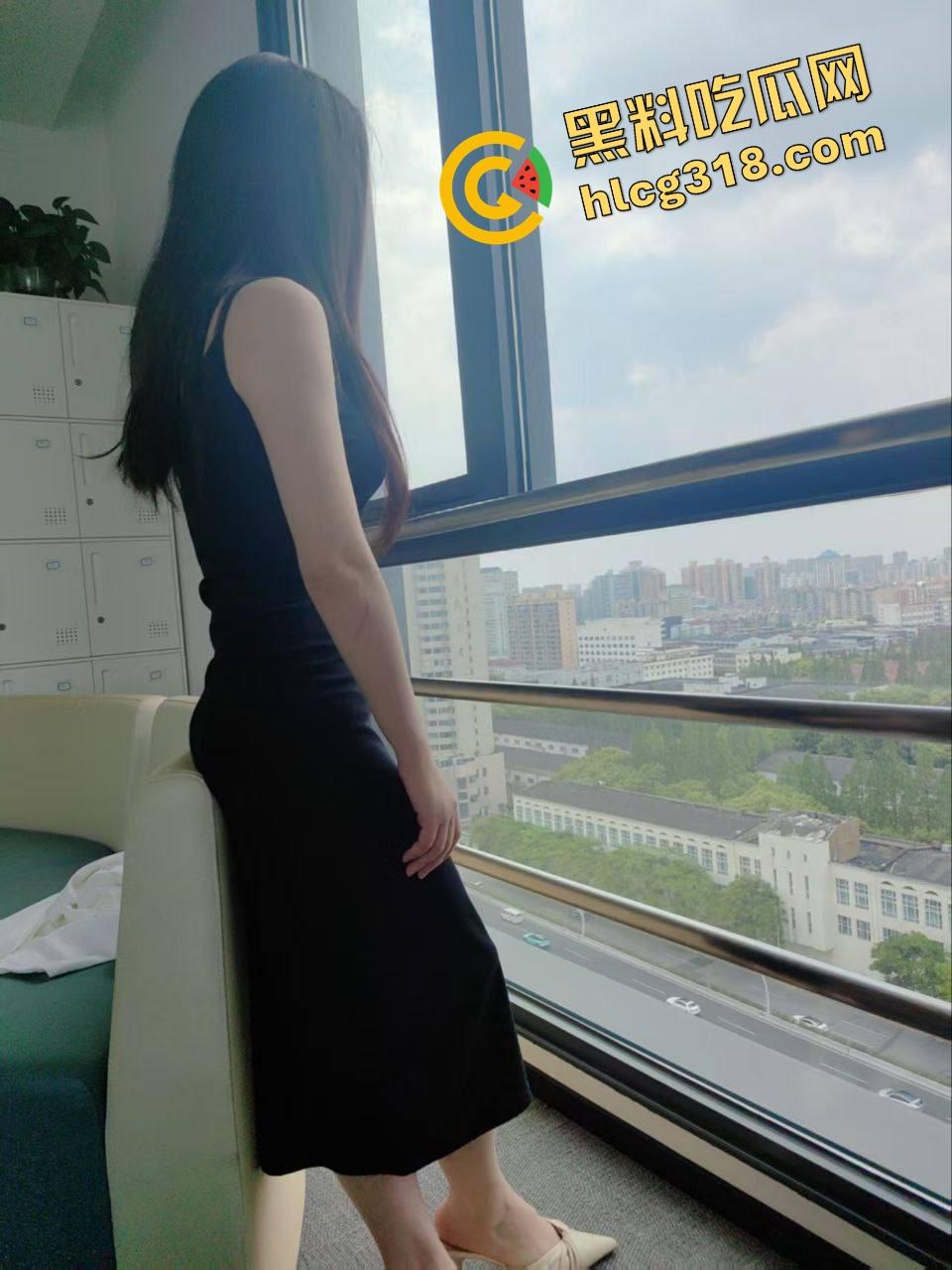 出租房小情侣炮战激烈，清纯女友一开始死活不让拍，操爽了以后随便拍，脸都能怼特写一上头比谁都疯！  第2张