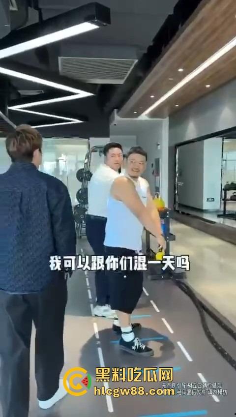 打入成都GAY圈，熊猪文化震碎三观，胖熊陪床8000块，花钱买个肉山压床？到底是什么口味？  第8张