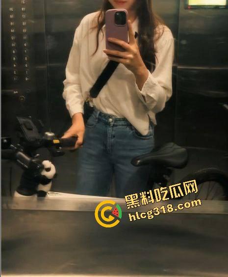 出租房小情侣炮战激烈，清纯女友一开始死活不让拍，操爽了以后随便拍，脸都能怼特写一上头比谁都疯！  第5张