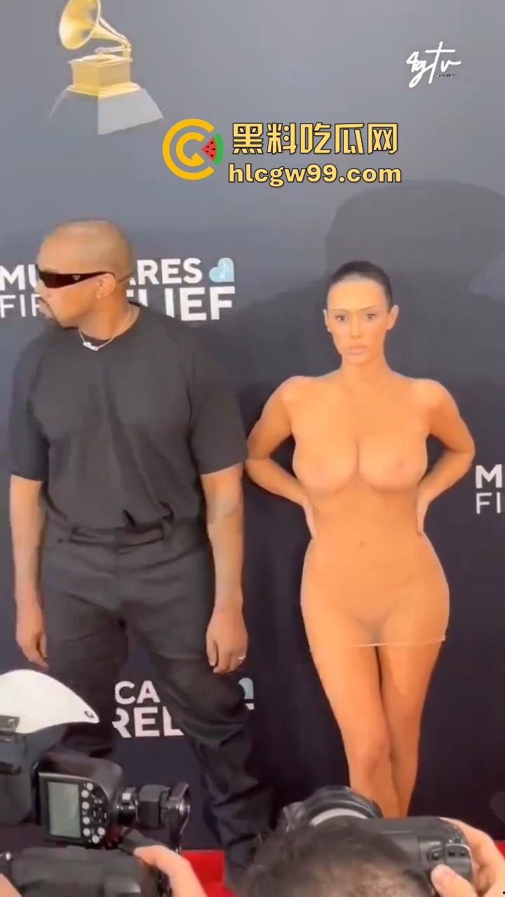 侃爷的老婆在格莱美颁奖典礼造型曝光，一次比一次严重了，基本全裸了，这是侃爷有绿帽倾向还是比安卡有暴露癖？  第6张
