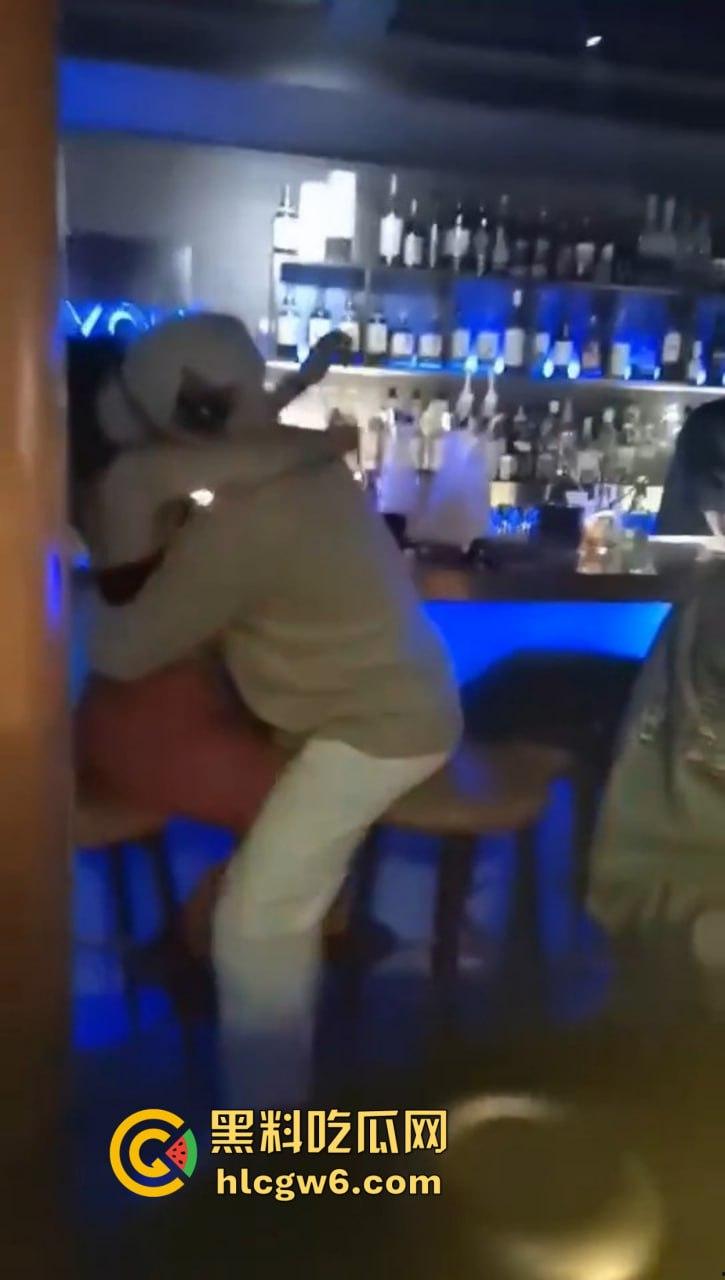 上海东方牧场名不虚传 洋大人一出场 妹子当场湿身舌吻 越亲逼越痒直接厕所开战 吃瓜群众围观拍下爱情大片！  第2张