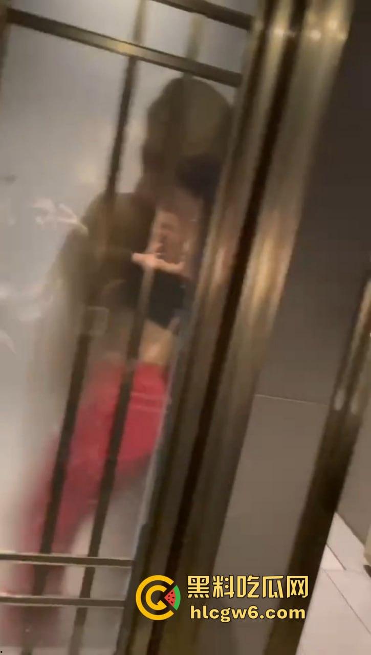 上海东方牧场名不虚传 洋大人一出场 妹子当场湿身舌吻 越亲逼越痒直接厕所开战 吃瓜群众围观拍下爱情大片！  第8张