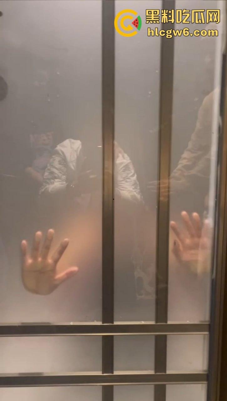 上海东方牧场名不虚传 洋大人一出场 妹子当场湿身舌吻 越亲逼越痒直接厕所开战 吃瓜群众围观拍下爱情大片！  第9张