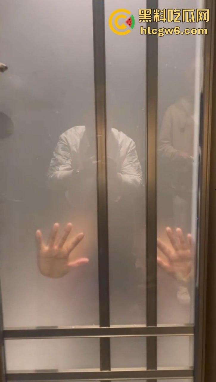 上海东方牧场名不虚传 洋大人一出场 妹子当场湿身舌吻 越亲逼越痒直接厕所开战 吃瓜群众围观拍下爱情大片！  第11张